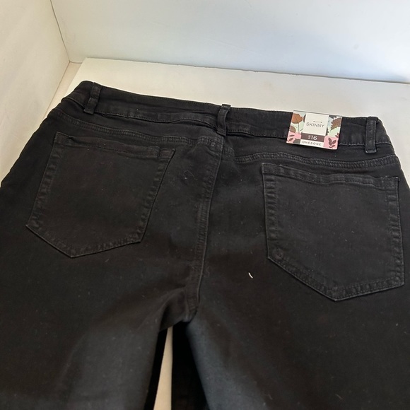 One  5 One NWOT Skinny Lace Embellished Black Crop Pants - Picture 2 of 5